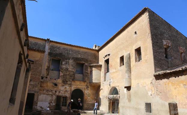 Obras de urgencia en la alquería de la Torre en julio de 2016.