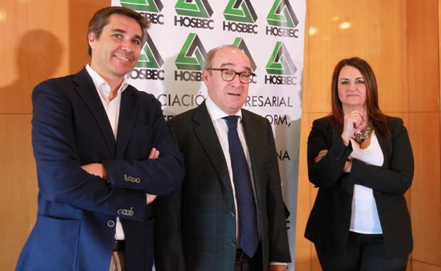 Antonio Mayor, presidente de Hosbec, entre Alberto Galloso y Nuria Montes. 