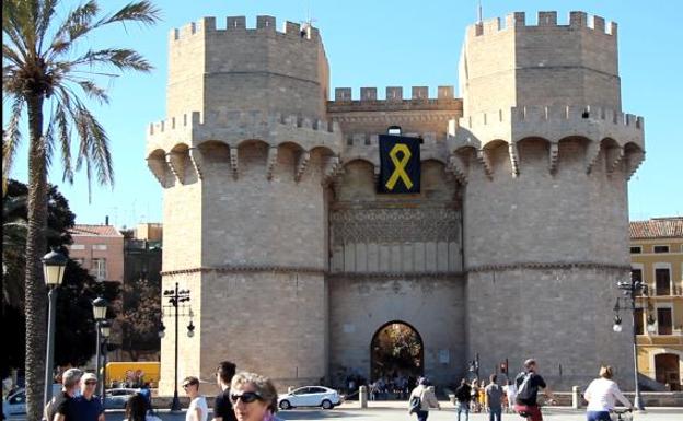 Imagen de las torres de Serranos con la bandera por los políticos catalanes presos.