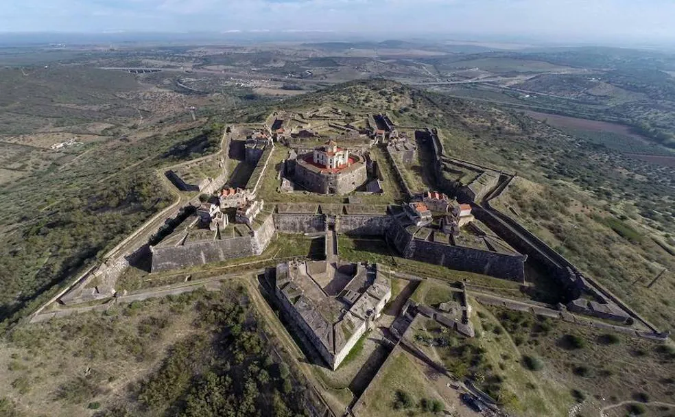 Vista aérea del Fuerte de Graça, construido en 1792 y restaurado en 2016. La ciudadela se encuentra en lo alto de una loma, en Elvas. 