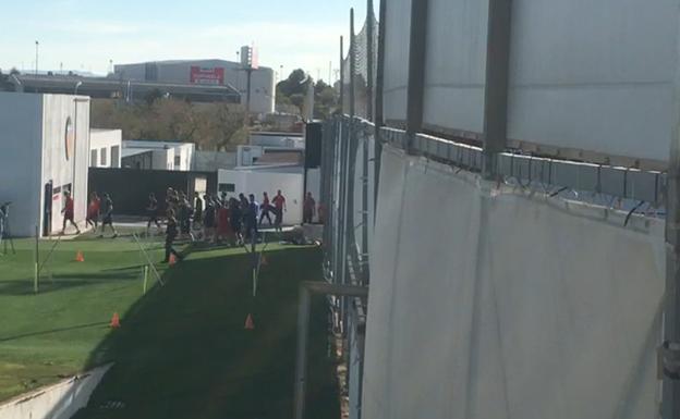 Los ocho jugadores internacionales del Valencia CF vuelven al entrenamiento