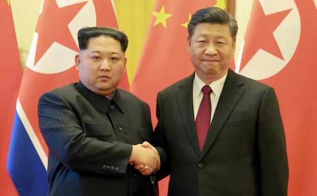 Kim Jong-un estrecha la mano a Xi Jinping. 