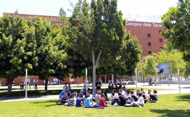 Las mujeres representan el 54% del alumnado de las universidades públicas valencianas y el 56% del profesorado más joven