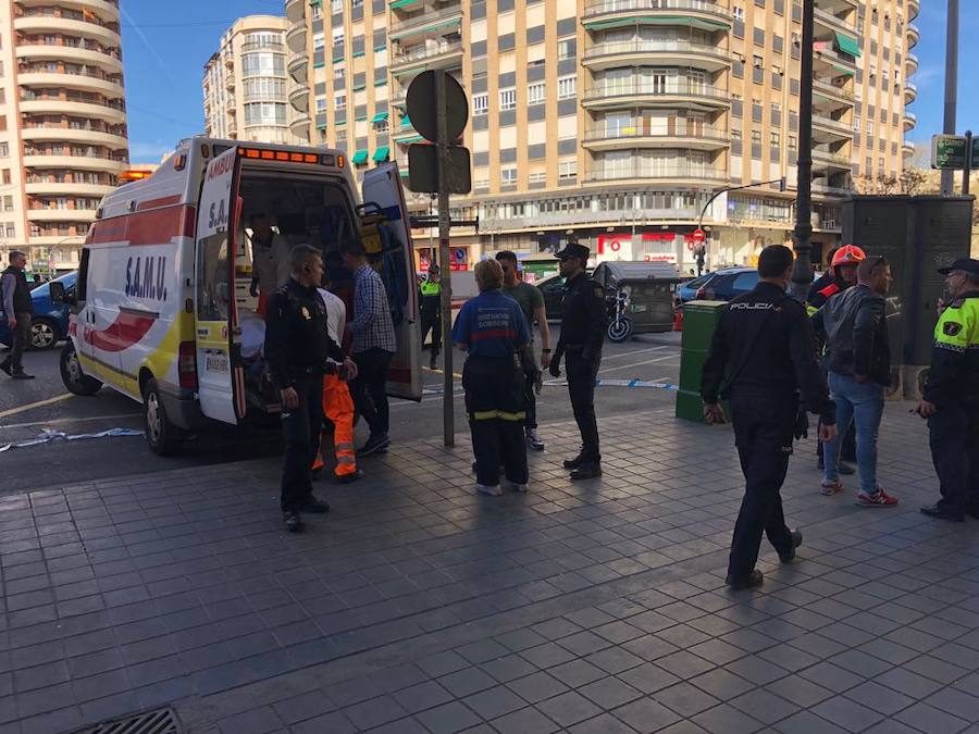 Fotos: La Policía Nacional salva la vida de un hombre en el centro de Valencia