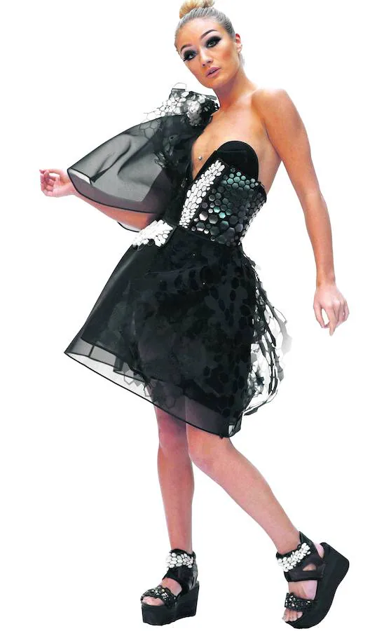 La modelo británica Bethan Sowerby luce un vestido hecho con grafeno durante un desfile celebrado en la ciudad de Mánchester a comienzos de este año. 