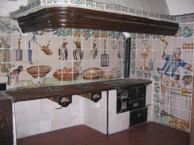La cocina, revestida con azulejos cerámicos, es la única que queda en Valencia 