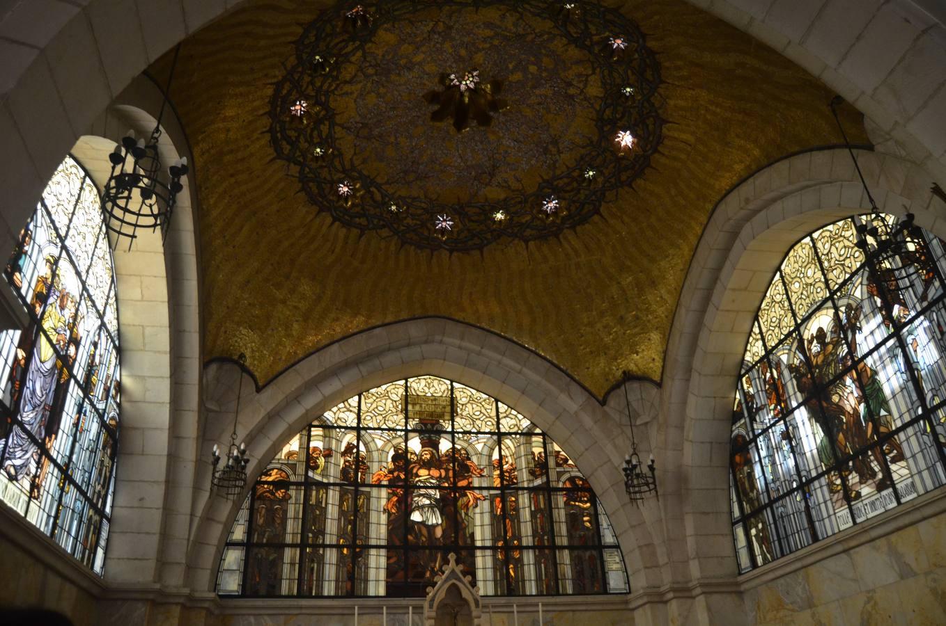 IGLESIA DE LA FLAGELACIÓN | Recuerda el lugar donde Jesucristo fue azotado por los soldados romanos antes de su viaje por la Vía Dolorosa hasta el Calvario. La capilla, llevada por los Franciscanos, posee unas magníficas vidrieras representado a Cristo siendo martirizado en la columna, Pilatos lavándose las manos y la liberación de Barrabás