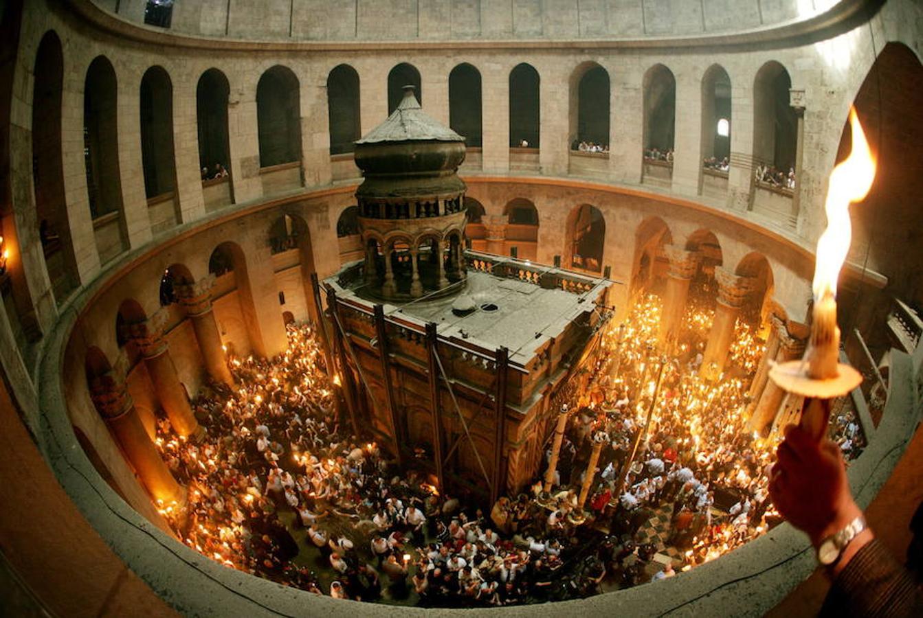 ROTONDA | El momento cumbre del viaje llega al acceder a la Rotonda, zona de la iglesia de planta circular donde grandes columnas sustentan un gran cúpula bajo la cual, en el centro, se encuentra el Edículo del Santo Sepulcro.