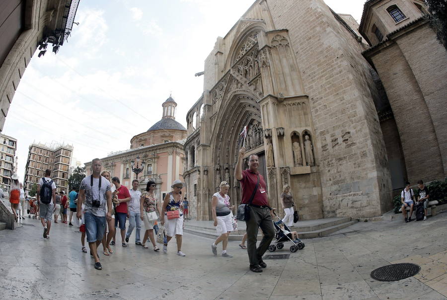 Durante estos días de Semana Santa y Pascua, Valencia se llena de turistas y de vecinos que ocupan su tiempo libre en visitar algunos de sus múltiples monumentos. No es inusual, por ello, ver a grupos de personas recorriendo con sus cámaras, por ejemplo, la plaza de la Virgen, las Torres de Serranos o la Ciudad de las Artes y las Ciencias. Pero hoy les vamos a proponer una ruta bien diferente. Un recorrido por lo que hemos llamado los 'antimonumentos' de Valencia. En definitiva, una relación de sitios históricos pero por motivos no convencionales.