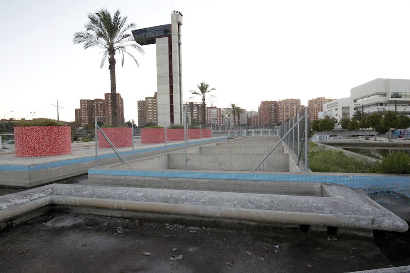 Torre Miramar | La Torre Miramar se construyó a la entrada de Valencia por la V-21 y con sus casi 40 metros de altura da la bienvenida a todos aquellos que se incorporan a la ciudad por la avenida de Cataluña. El complejo se inauguró en 2009. Lleva años en estado de abandono.