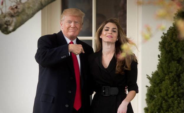 Donald Trump saluda junto a la directora saliente de Comunicaciones de la Casa Blanca, Hope Hicks. 