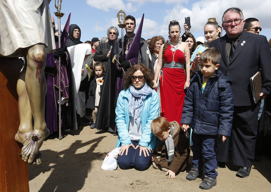 Fotos: La Semana Santa Marinera de Valencia 2018 lleva a los Cristos a la playa