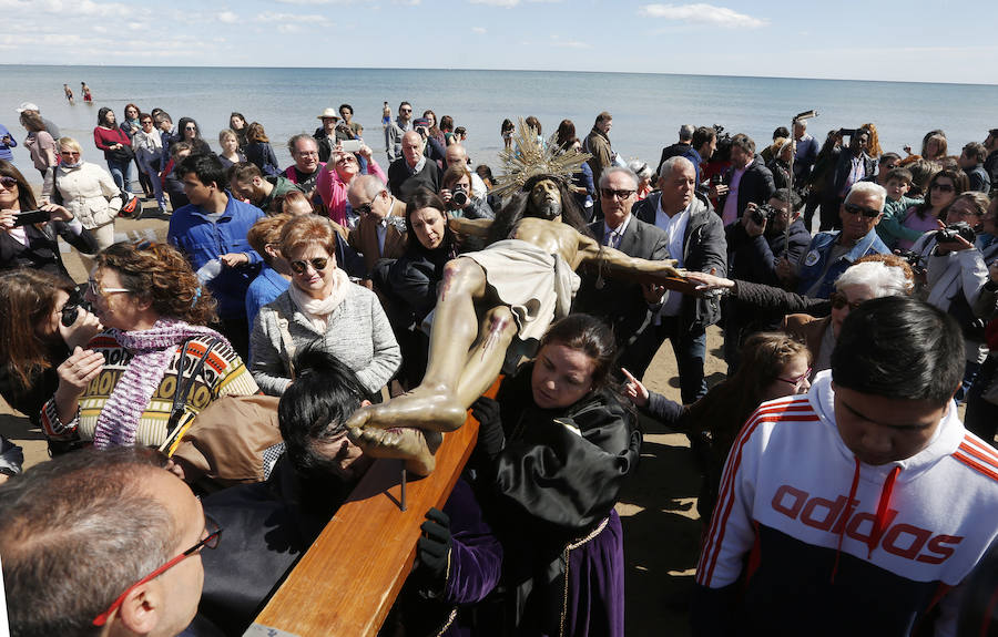 Fotos: La Semana Santa Marinera de Valencia 2018 lleva a los Cristos a la playa