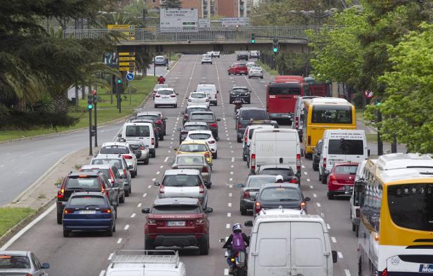 Atasco en la avenida del Cid durante el desmantelamiento de las pasarelas. 