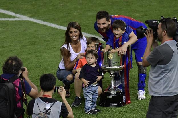 Messi festeja con su familia la última copa.