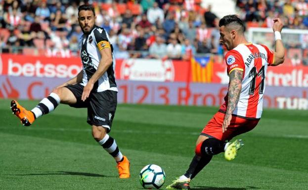 Morales lucha un balón frente al Girona.