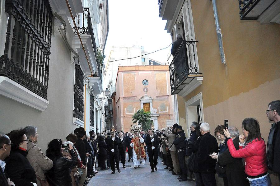 El cardenal arzobispo de Valencia, Antonio Cañizares, presidió ayer la procesión del Santo Entierro por Ciutat Vella cuya celebración recuperó el pasado año la parroquia de San Nicolás.Durante el recorrido, la Cofradía del Cristo del Fossar portó a hombros la talla de un Cristo yacente de siglo XVIII y estuvieron acompañados por el Centro Instructivo Musical de Alfafar y la colla Tío Vaina.