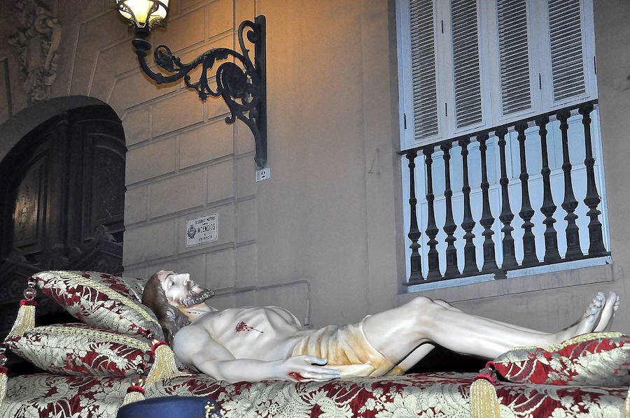 El cardenal arzobispo de Valencia, Antonio Cañizares, presidió ayer la procesión del Santo Entierro por Ciutat Vella cuya celebración recuperó el pasado año la parroquia de San Nicolás.Durante el recorrido, la Cofradía del Cristo del Fossar portó a hombros la talla de un Cristo yacente de siglo XVIII y estuvieron acompañados por el Centro Instructivo Musical de Alfafar y la colla Tío Vaina.