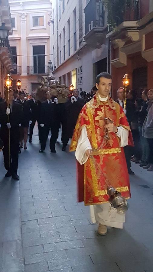 El cardenal arzobispo de Valencia, Antonio Cañizares, presidió ayer la procesión del Santo Entierro por Ciutat Vella cuya celebración recuperó el pasado año la parroquia de San Nicolás.Durante el recorrido, la Cofradía del Cristo del Fossar portó a hombros la talla de un Cristo yacente de siglo XVIII y estuvieron acompañados por el Centro Instructivo Musical de Alfafar y la colla Tío Vaina.