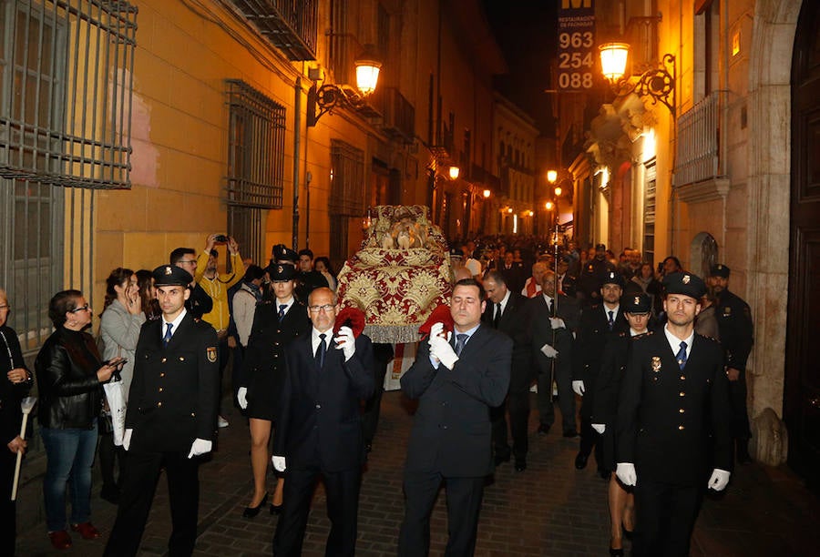 El cardenal arzobispo de Valencia, Antonio Cañizares, presidió ayer la procesión del Santo Entierro por Ciutat Vella cuya celebración recuperó el pasado año la parroquia de San Nicolás.Durante el recorrido, la Cofradía del Cristo del Fossar portó a hombros la talla de un Cristo yacente de siglo XVIII y estuvieron acompañados por el Centro Instructivo Musical de Alfafar y la colla Tío Vaina.