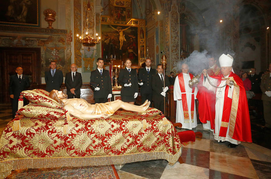 El cardenal arzobispo de Valencia, Antonio Cañizares, presidió ayer la procesión del Santo Entierro por Ciutat Vella cuya celebración recuperó el pasado año la parroquia de San Nicolás.Durante el recorrido, la Cofradía del Cristo del Fossar portó a hombros la talla de un Cristo yacente de siglo XVIII y estuvieron acompañados por el Centro Instructivo Musical de Alfafar y la colla Tío Vaina.