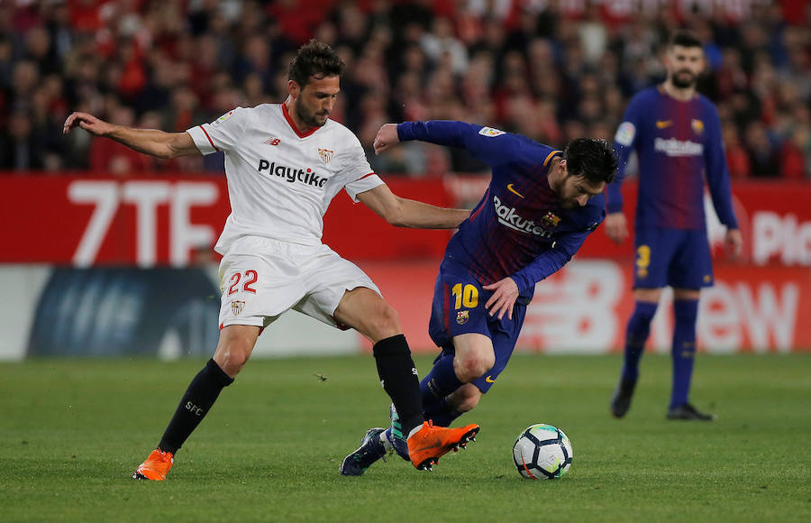 El líder salvó un punto en su visita al Sánchez Pizjuán (2-2) al neutralizar con tantos de Luis Suárez y Messi los goles de Franco Vázquez y Muriel.