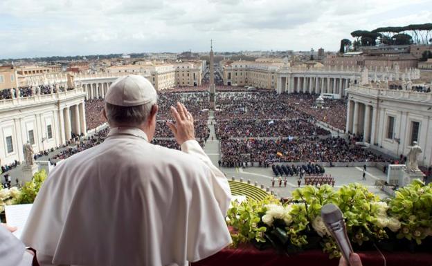 El papa Francisco saluda a los congregados en la plaza de San Pedro..