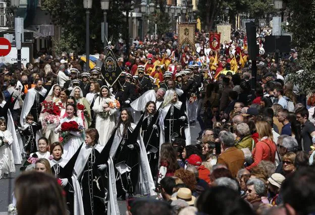 Resurrección a ritmo de pasodobles, aplausos y claveles
