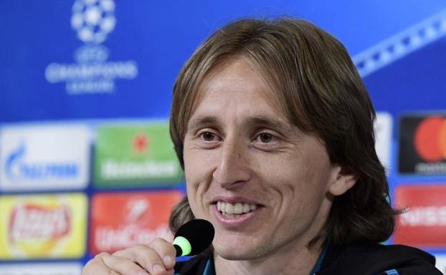 Luka Modric, sonriente ante los periodistas en Turín. 