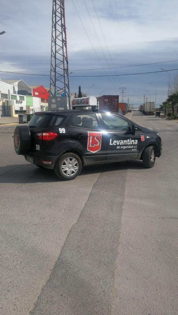 Una patrulla del servicio de vigilancia, en una calle del polígono. 