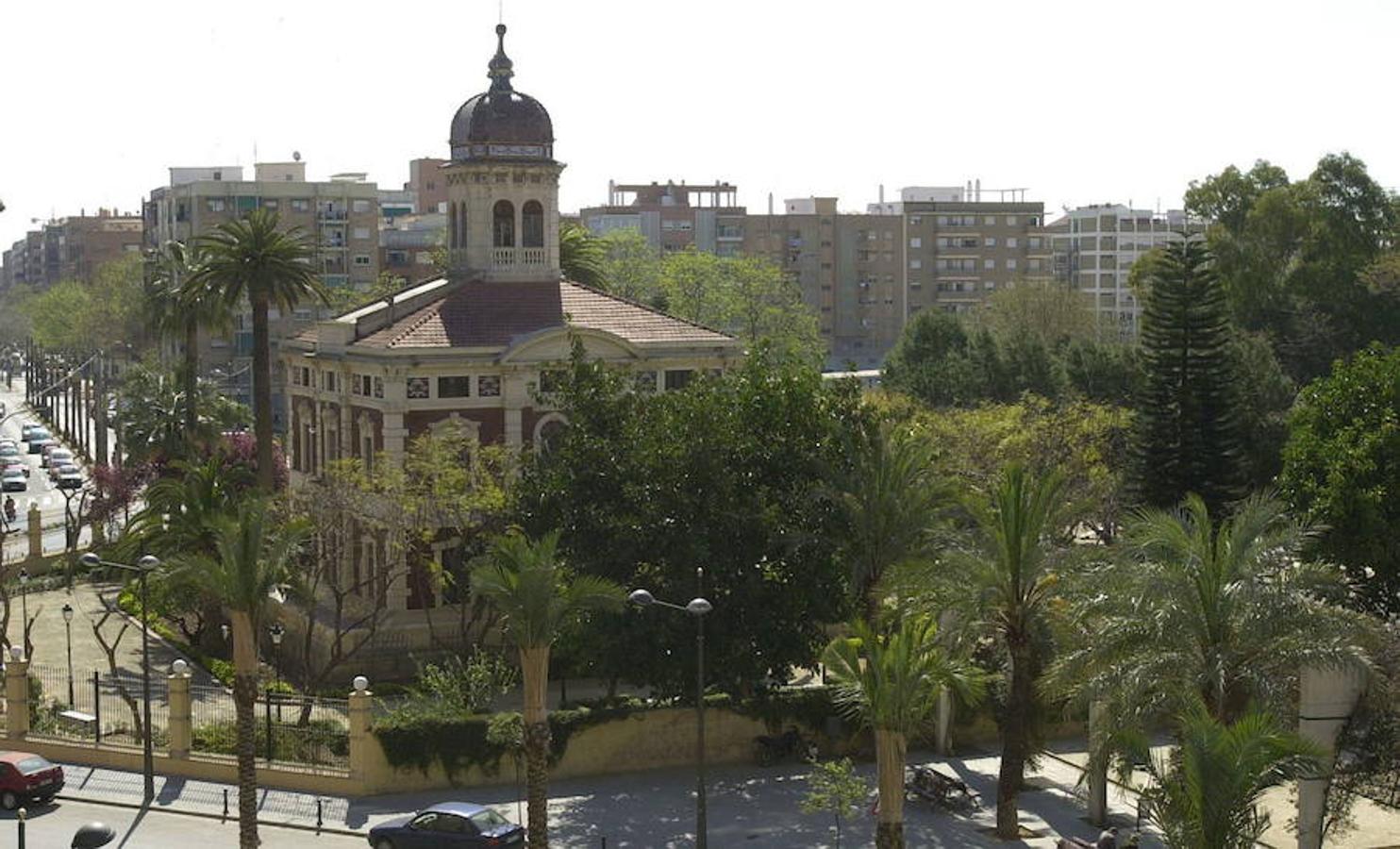 7.- Jardín de Ayora (C/ Santos Justo y Pastor, 98) | Con una superficie de 48.300 metros cuadrados, el jardín de Ayora conserva en su entorno ajardinado un antiguo ‘chalet’, un palacete del siglo XIX que es Bien de Interés Cultural. El edificio ha tenido diversos usos, desde retén de la policía municipal a guardería infantil e incluso discoteca. Ahora, renace como sede de la Universidad Popular.