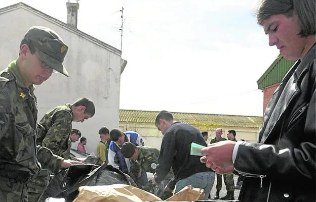Reclutas reciben sus equipos en el último remplazo de la mili en Bétera, en 2001. 
