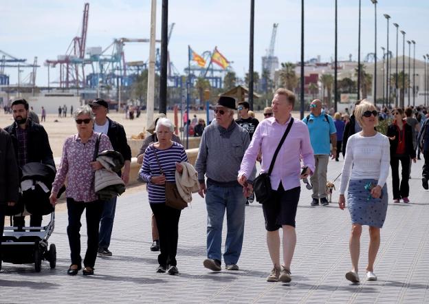 Viandantes por el paseo marítimo de Valencia 