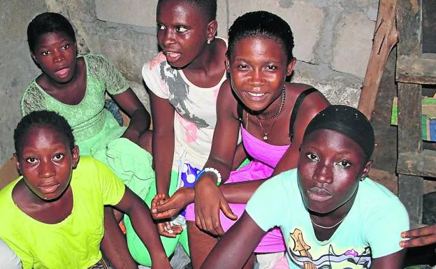 Niñas prostituidas en Freetown, capital de Sierra Leona, durante una visita del personal del centro Don Bosco Famul.