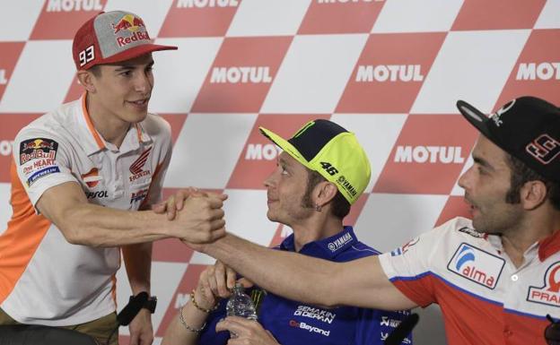 Marc Márquez saluda a Danilo Petrucci en presencia de Valentino Rossi. 