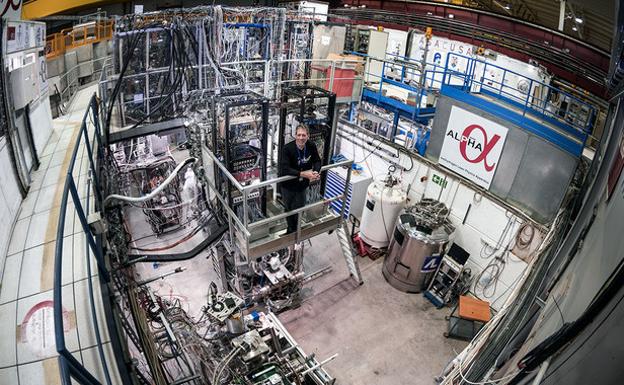 El investigador Jeffrey Hangst en las instalaciones del experimento ALPHA.