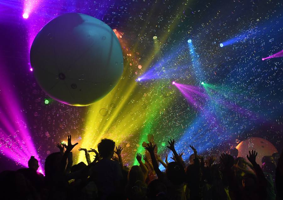 Fotos: Espectaculares imágenes del Mega Bubblefest Laser Show de California
