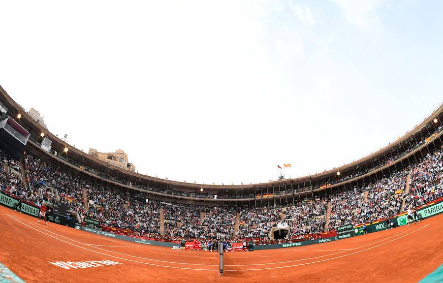 Estas son las imágenes que deja el segundo partido de individuales de la Copa Davis en la plaza de toros de Valencia