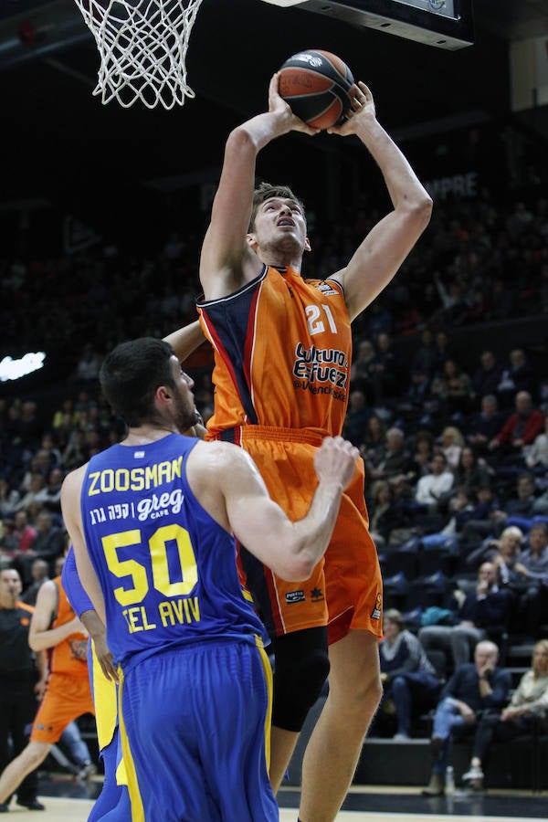 Estas son las imágenes que deja el partido de la última jornada de Euroliga, que ha terminado con victoria del conjunto taronja