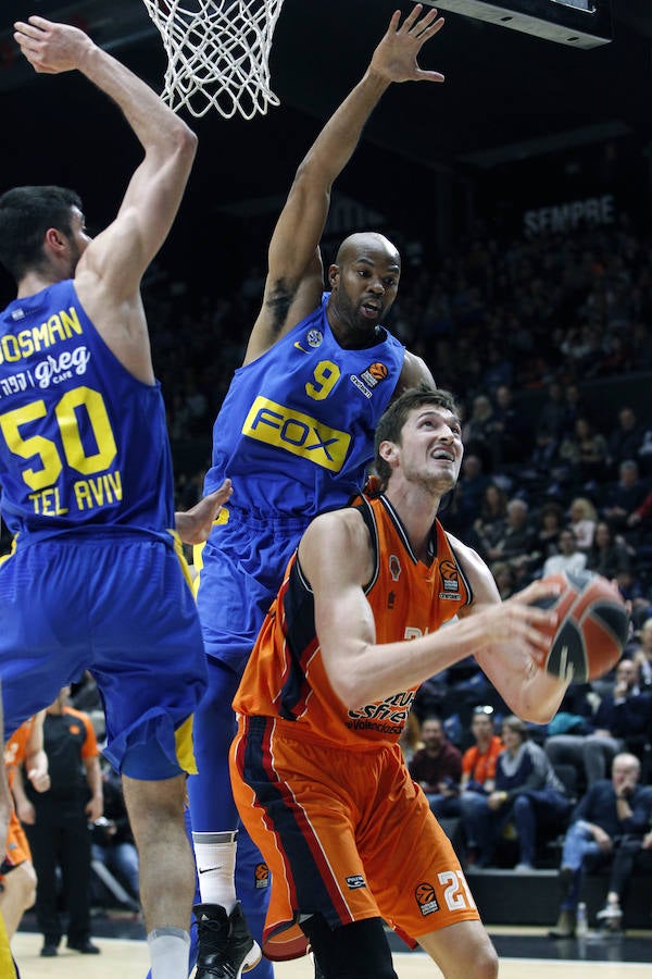 Estas son las imágenes que deja el partido de la última jornada de Euroliga, que ha terminado con victoria del conjunto taronja