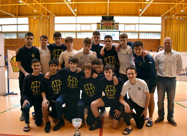 Los jugadores del equipo cadete masculino del Dénia Básquet. 