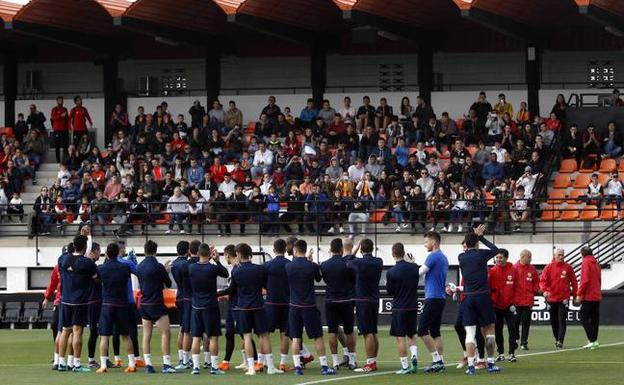 Los jugadores del Valencia CF aplauden a su afición.