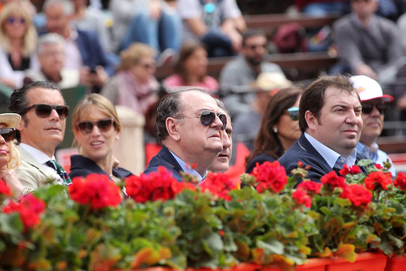 El presidente de Valencia Basket, Vicent Solà, en el centro de la imagen con gafas de sol, junto al ex director de Comunicación del Valencia Club de Fútbol Damià Vidagany (d).