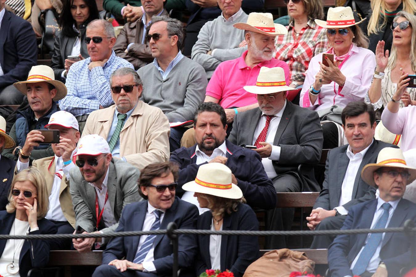 El presidente de la Diputación de Castellón, Javier Moliner, a la derecha del diputado provincial de Valencia Toni Gaspar, con gorra blanca y gafas de sol, el concejal de Hacienda Ramón Vilar, con corbata verde, y el portavoz de Ciudadanos en la Comunitat, Fernando Giner (d). 