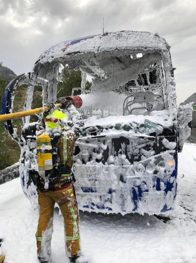 Estado del autobús, tras ser extinguido el fuego.