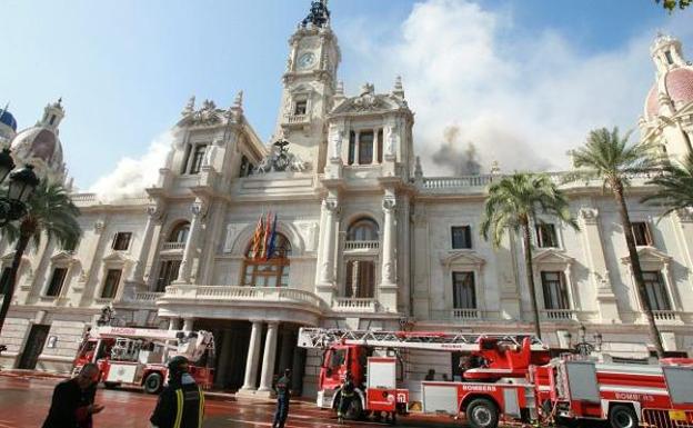 Imagen de archivo de un operativo de bomberos en el Ayuntamiento de Valencia. 