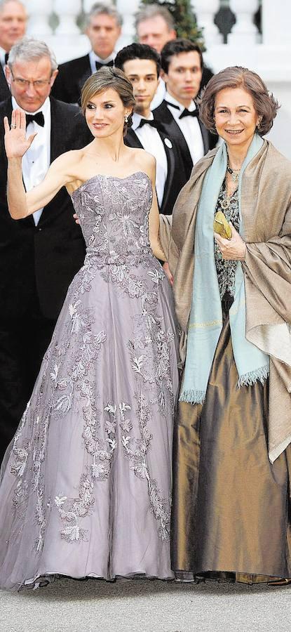 El tenso incidente entre las dos reinas, Letizia y Sofía, tras la celebración de la Misa de Pascua del pasado 1 de abril, marcó un antes y un después en la imagen pública de la relación entre ambas. Pero el trato entre las monarcas no siempre ha sido así. Aquí una selección de imágenes que prueba el 'buen rollo' que reinaba entre ellas: