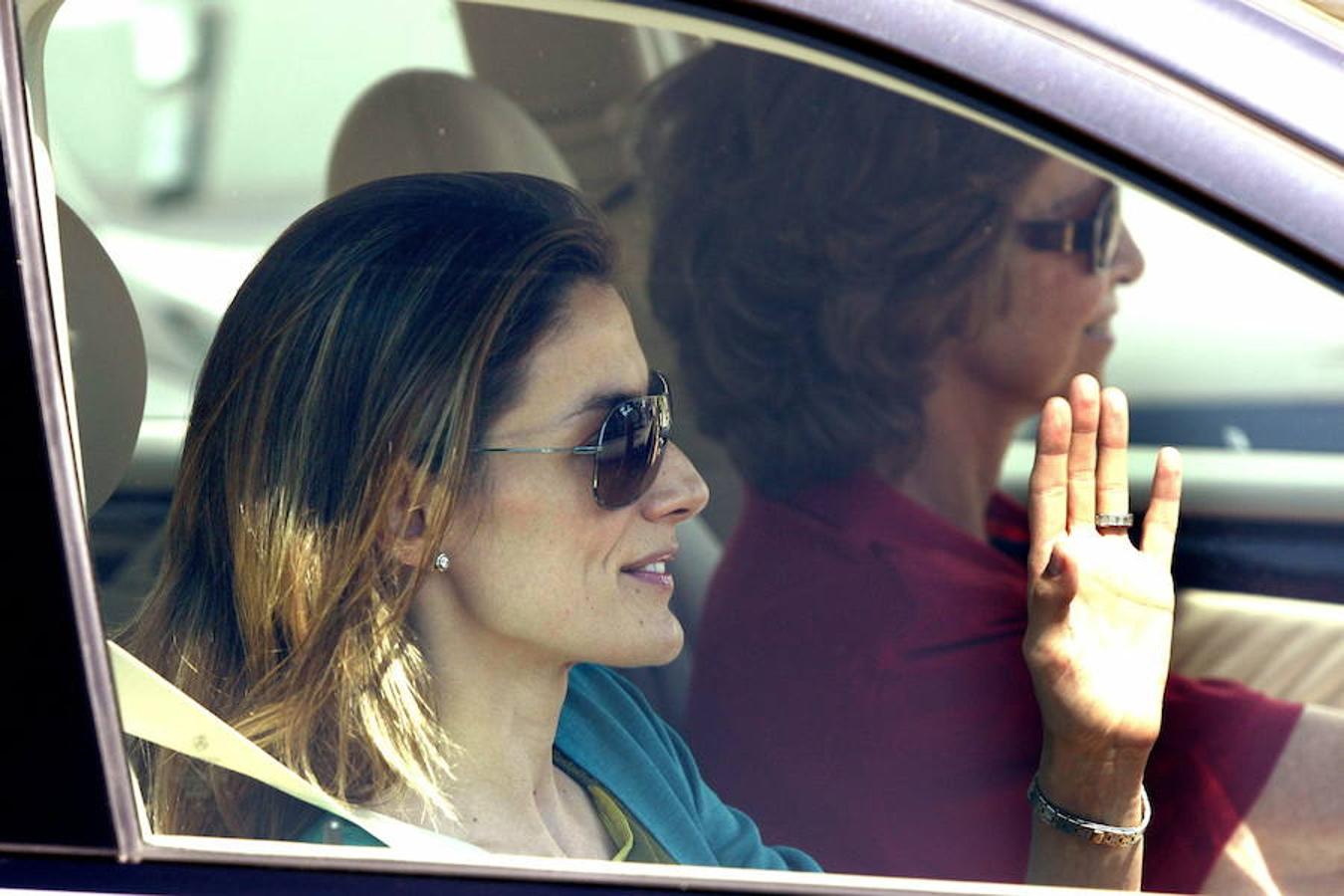 El tenso incidente entre las dos reinas, Letizia y Sofía, tras la celebración de la Misa de Pascua del pasado 1 de abril, marcó un antes y un después en la imagen pública de la relación entre ambas. Pero el trato entre las monarcas no siempre ha sido así. Aquí una selección de imágenes que prueba el 'buen rollo' que reinaba entre ellas: