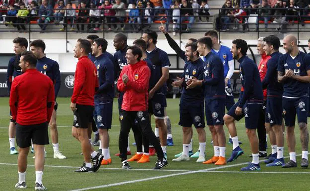 El entrenador del Valencia CF, Marcelino García Toral, se ríe y aplaude en la sesión de este viernes en Paterna.