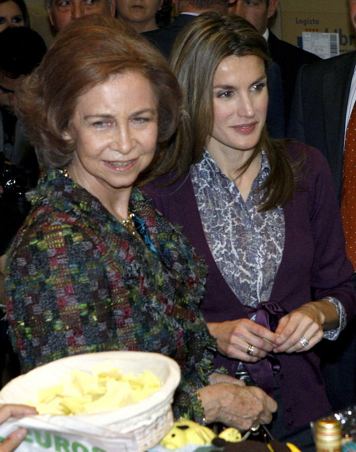 El tenso incidente entre las dos reinas, Letizia y Sofía, tras la celebración de la Misa de Pascua del pasado 1 de abril, marcó un antes y un después en la imagen pública de la relación entre ambas. Pero el trato entre las monarcas no siempre ha sido así. Aquí una selección de imágenes que prueba el 'buen rollo' que reinaba entre ellas: